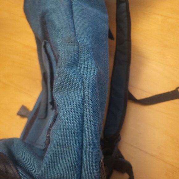 Used Vaya Flap Back bike messenger backpack blue striped - Picture 3 of 7